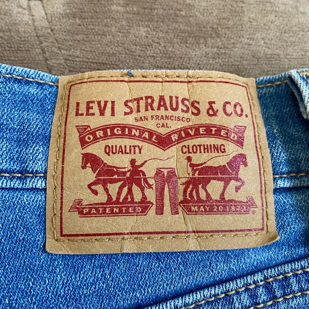 Levi’s High Rise Shorts - Picture 4 of 6